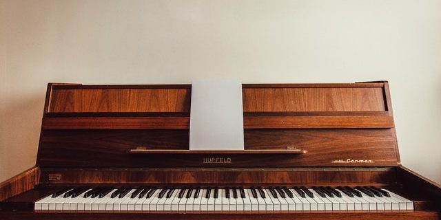 pexels-juan-pablo-serrano-arenas-1021142 piano en keyboard