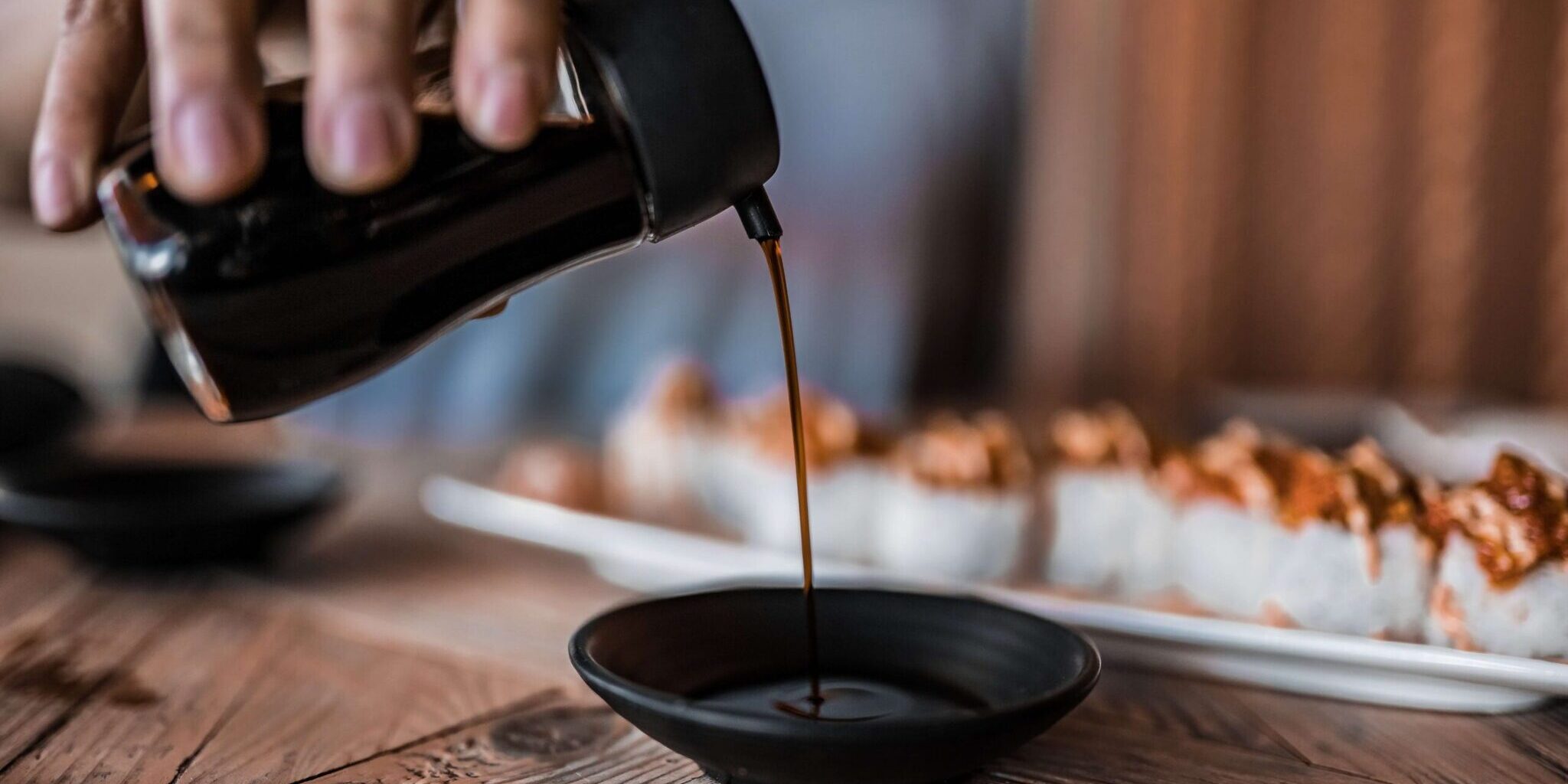 goodeats-yqr-McP48IRa7Mo-unsplash (1) verschil sojasaus en ketjap