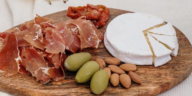 pexels-cottonbro-studio-4873697 verschil brie en camembert
