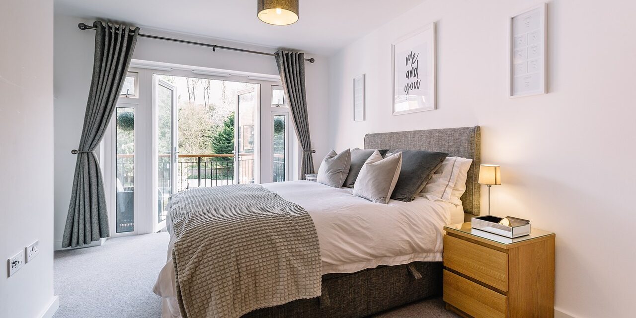 Slaapkamer met een bed dat een boxspring is