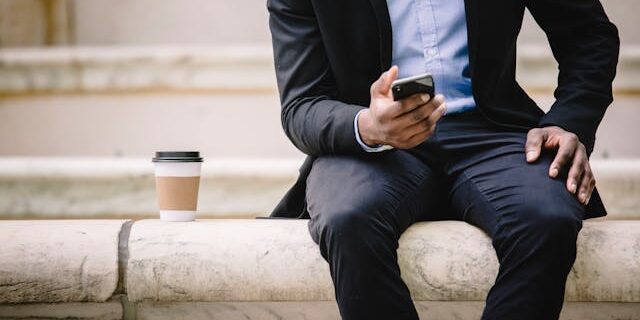 verschil tussen PGP en SMS Een foto van een zakenman die een SMS verstuurt. Wellicht kent hij het verschil tussen PGP en SMS niet.