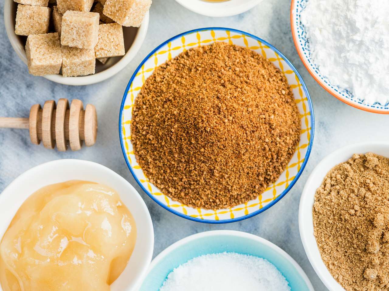 Het verschil tussen witte en bruine basterdsuiker