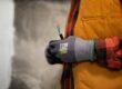 Een elektromonteur en elektricien werken allebei met bedrading