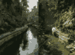 Afbeelding met links een kanaal en rechts een rivier