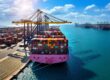 Groot containerschip aangemeerd in haven vol containers – verschil tussen stuurman en kapitein