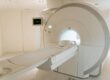 MRI-apparaat en CT-scan in een medische ruimte, klaar voor gebruik bij onderzoek naar interne structuren zoals de wervelkolom.