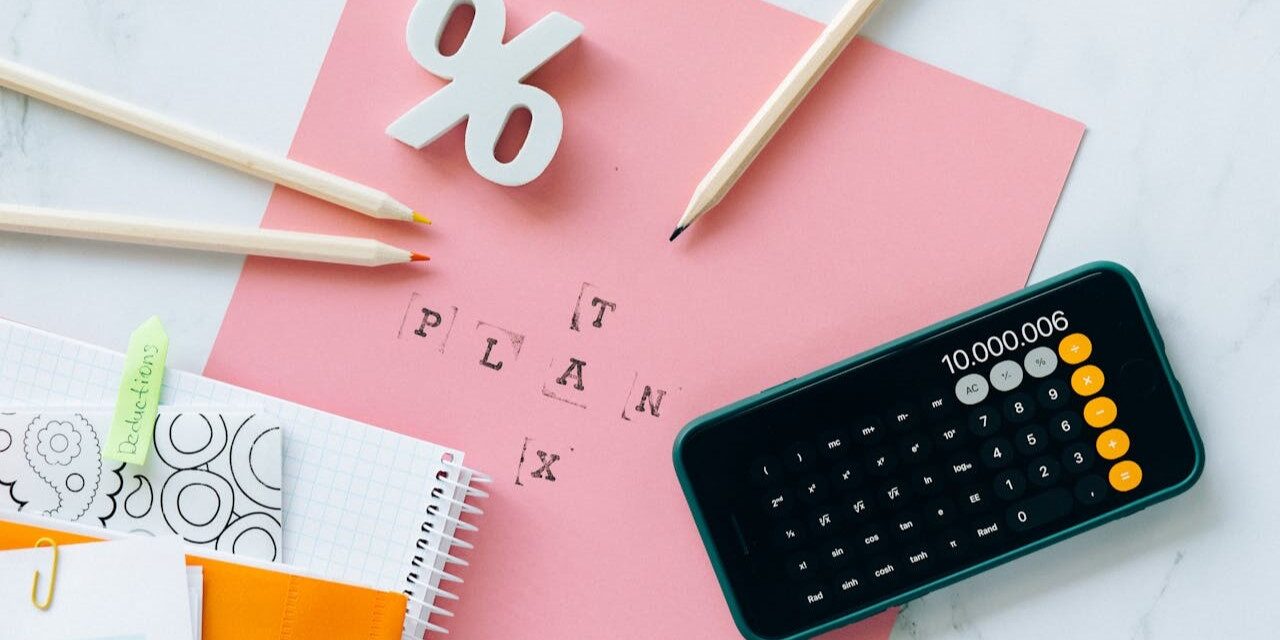 Tax planning box 2 en box 3 Telefoon met rekenmachine, percentage-symbool als visuele weergave van box 2 en box 3