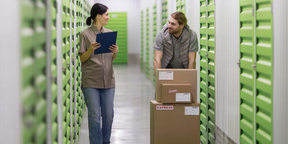 man loopt met een karretje door een magazijn