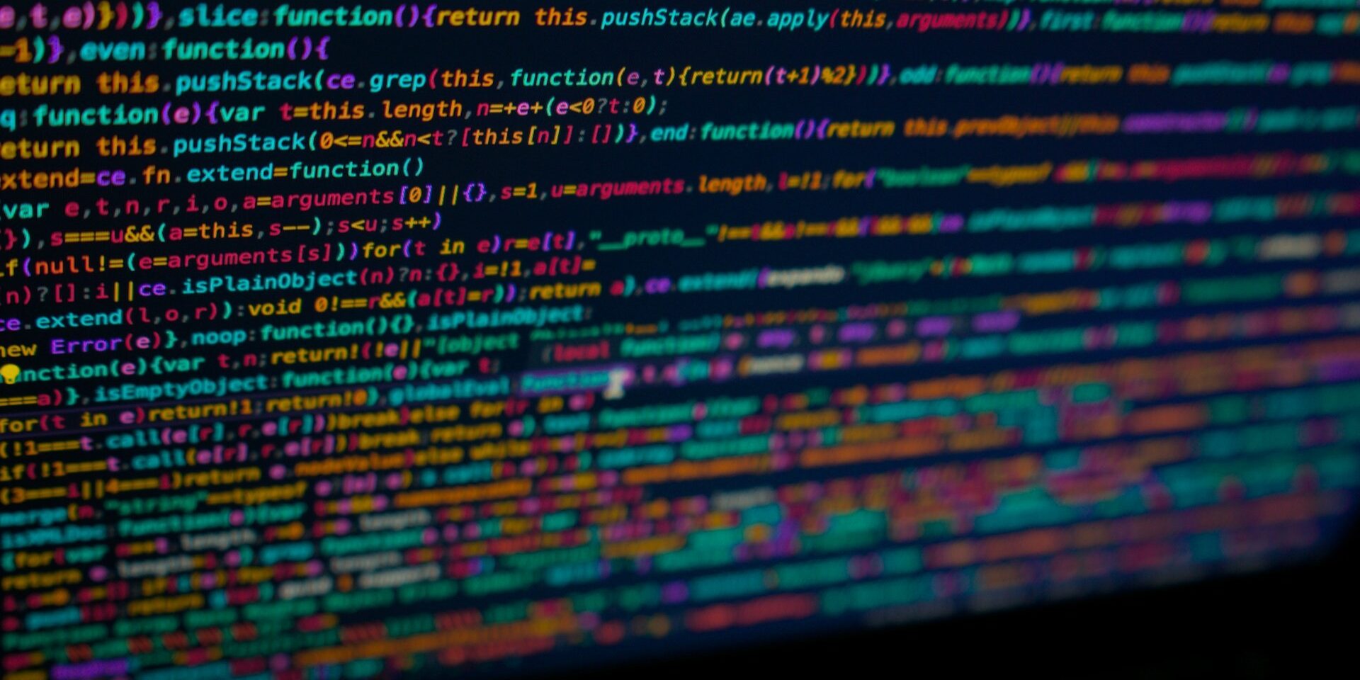 Gekleurde code op computerscherm toont de technische basis van een API-koppeling tussen systemen.