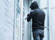 man is bezig met inbreken bij een particulier huis
