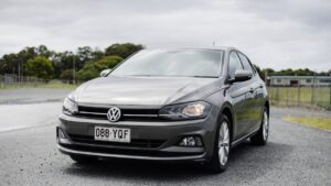 Volkswagen Polo op een lege parkeerplaats, compact en ideaal voor stadsgebruik