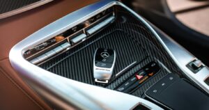 Sleutel van Mercedes AMG op een carbon middenconsole met luxe afwerking