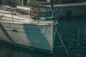 Een motorboot verschilt veel van een normale zeilboot