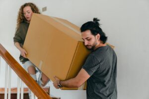 Voor je volgende verhuizing is het belangrijk om te weten wat het verschil is tussen een verhuislift en een ladderlift