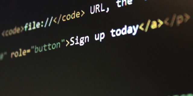 Een computerscherm waarop de codering van een app te zien is