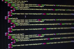 Een computerscherm waarop de codering van een website te zien is