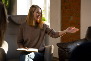Life coach in gesprek met een cliënt tijdens een coachingssessie.