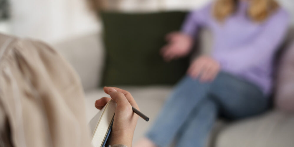 Gesprek tussen een psycholoog en een cliënt.