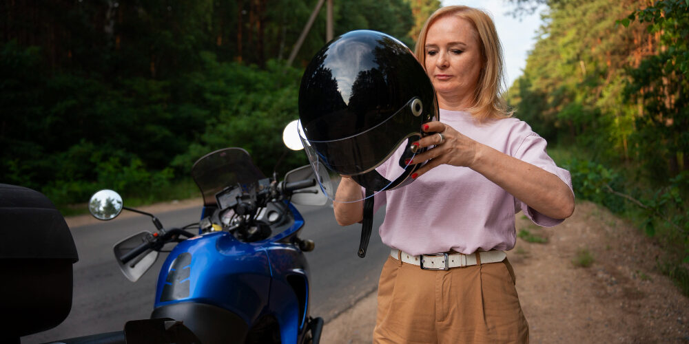 vrouw op een motor