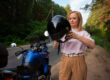 vrouw op een motor