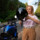 vrouw op een motor
