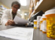 Receptplichtige middelen in de apotheek met medicatieverpakkingen en controle van voorschriften.