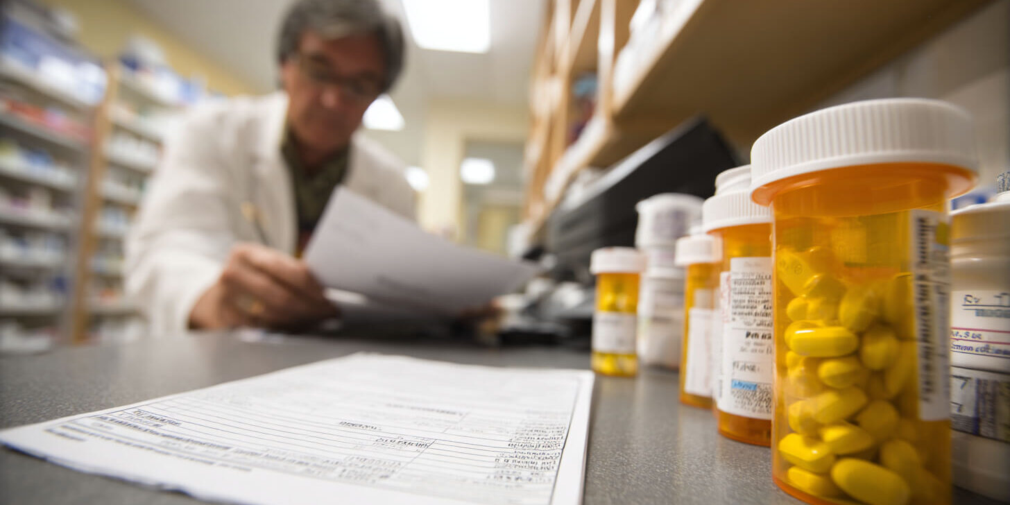 Medicatie controleren Receptplichtige middelen in de apotheek met medicatieverpakkingen en controle van voorschriften.