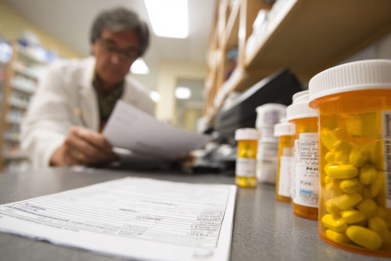 Receptplichtige middelen in de apotheek met medicatieverpakkingen en controle van voorschriften.