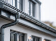 Woning met een Zinken regenpijp 80mm en zinken dakgoot voor een duurzame regenwaterafvoer.