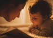 Ouder leest voor uit een boekje aan een baby tijdens een rustig moment vol aandacht en nabijheid