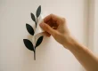 Hand plakt vinyl muursticker op lichte muur