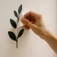 Hand plakt vinyl muursticker op lichte muur