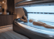 vrouw ligt onder zonnebank