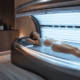 vrouw ligt onder zonnebank