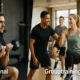 Moderne fitnessstudio met personal training en groepsles naast elkaar