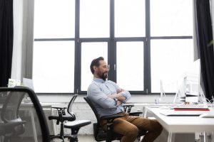 man op een bureaustoel