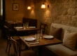 Restaurant vs bistro: intieme bistro met warme verlichting en rustieke charme