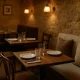 Restaurant vs bistro: intieme bistro met warme verlichting en rustieke charme