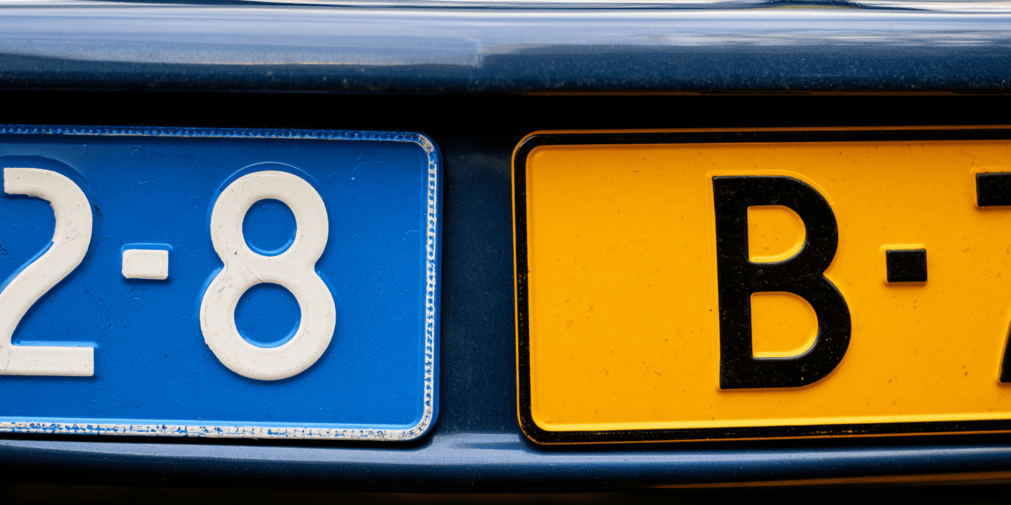 Een blauwe en gele kentekenplaat Een blauwe en gele kentekenplaat