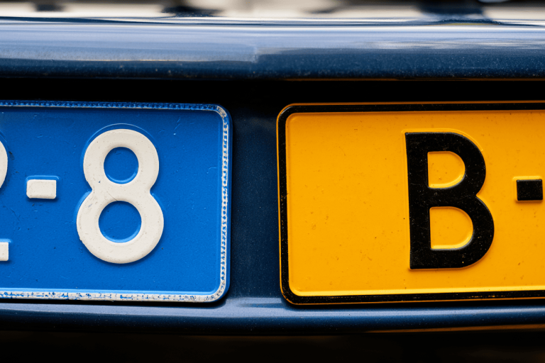 Een blauwe en gele kentekenplaat