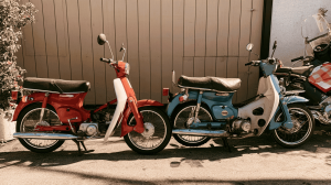 Twee scooters