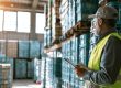 Magazijnmedewerker die voorraad controleert bij een leverancier