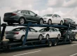 Open autotransport met meerdere voertuigen op snelweg