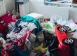 rommelige ruimte met kleding en speelgoep