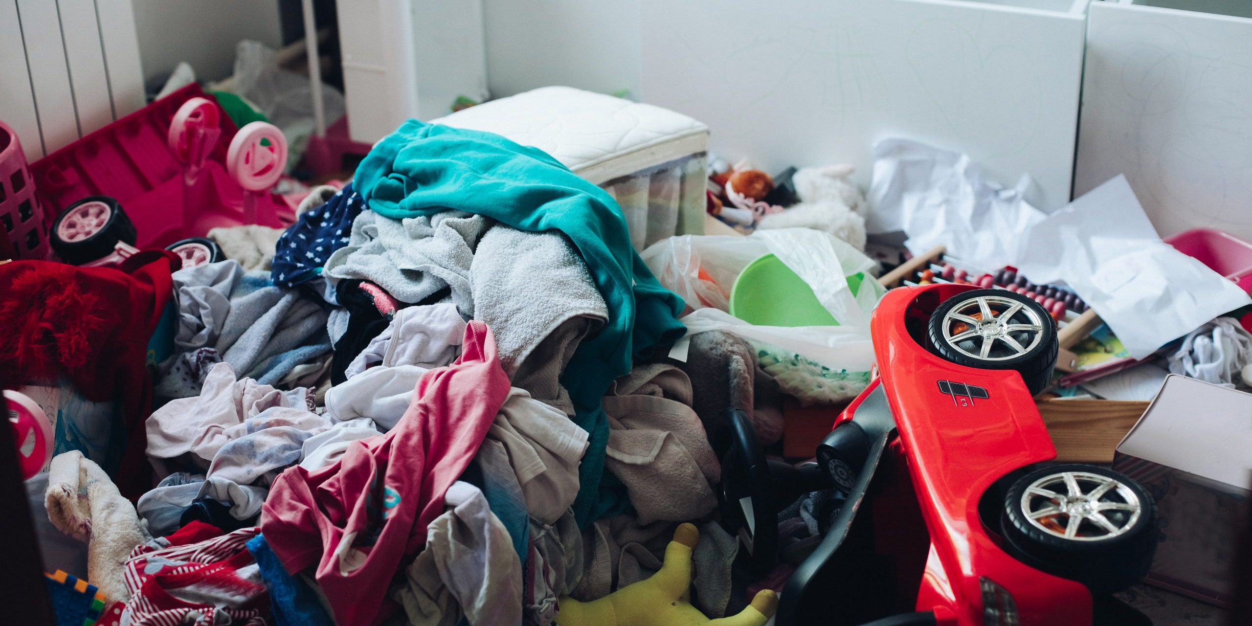 rommelige ruimte met kleding en speelgoep