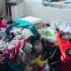 rommelige ruimte met kleding en speelgoep