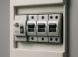 Moderne groepenkast met aardlekschakelaar kortsluitautomaat, zilverkleurig, professioneel verlicht