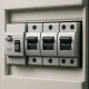 Moderne groepenkast met aardlekschakelaar kortsluitautomaat, zilverkleurig, professioneel verlicht