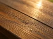 Weerhard buitenhout met beits of lak, waterdruppels en nerf zichtbaar