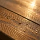 Weerhard buitenhout met beits of lak, waterdruppels en nerf zichtbaar